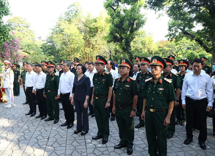 Phó Thủ tướng và các đại biểu thành kính tưởng nhớ, tri ân công lao to lớn của các anh hùng liệt sĩ - Ảnh: VGP/Thu Giang