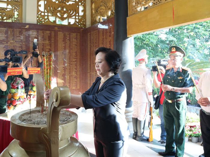 Phó Thủ tướng Phạm Thị Thanh Trà dâng hương tưởng niệm các anh hùng liệt sĩ tại Công viên Lê Thị Riêng - Ảnh: VGP/Thu Giang