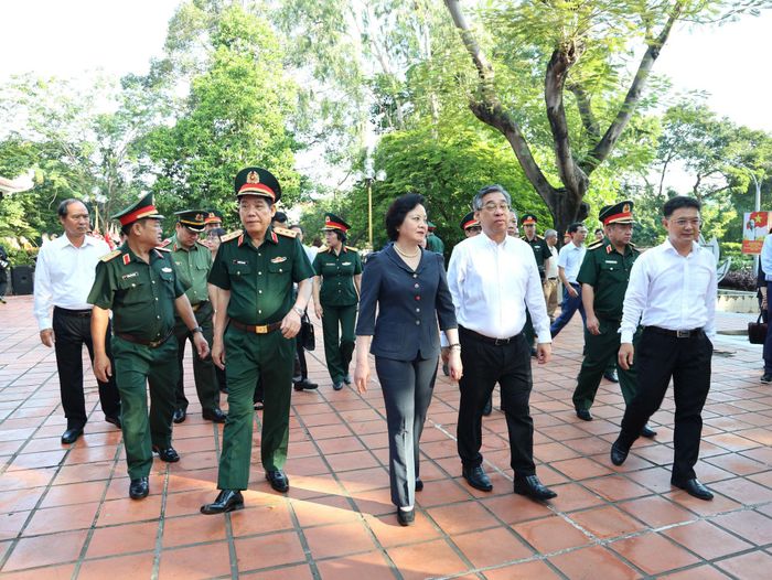 Ngay sau lễ dâng hương, Phó Thủ tướng Phạm Thị Thanh Trà dự và chỉ đạo Hội thảo xác minh kết luận thông tin về liệt sĩ tại khu vực Nghĩa trang Đô Thành (Chí Hòa – Sài Gòn) nay là Công viên Lê Thị Riêng - Ảnh: VGP/Thu Giang
