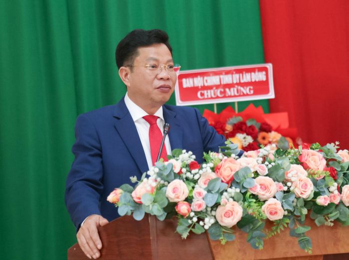 Đồng chí Lưu Văn Trung, Phó Bí thư Tỉnh ủy, Chủ tịch HĐND tỉnh Lâm Đồng phát biểu tại hội nghị
