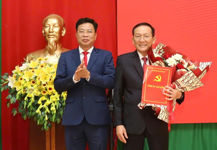 Đồng chí Lưu Văn Trung trao quyết định và tặng hoa chúc mừng đồng chí Nguyễn Văn Hoàng