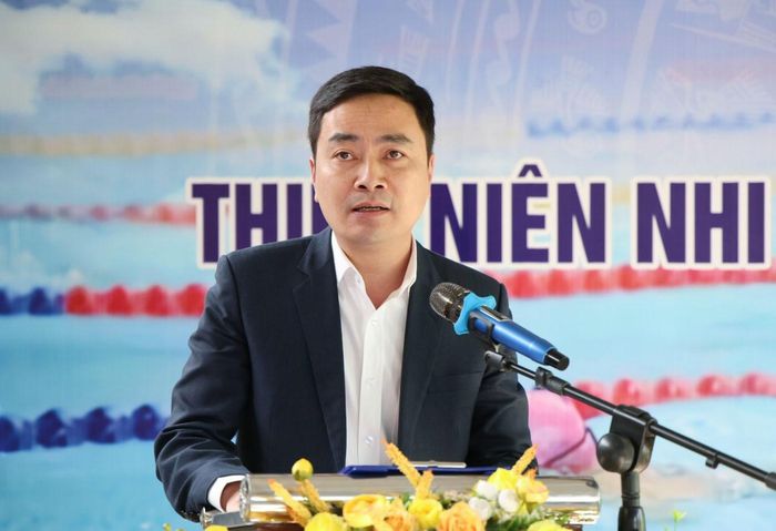 Lãnh đạo UBND phường Lâm Viên - Đà Lạt phát biểu khai mạc Giải bơi thiếu niên, nhi đồng hè lần thứ I năm 2026