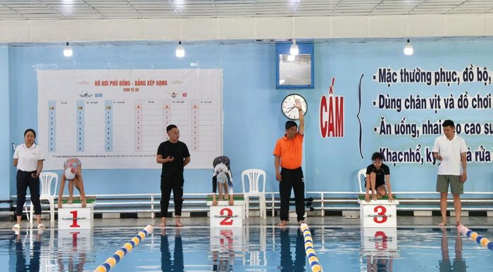 Các vận động viên tranh tài ở nội dung bơi tự do