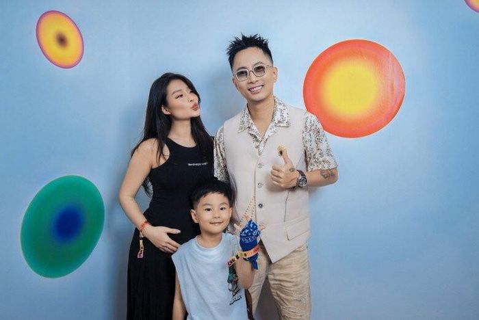 Bé Ma Bư thừa hưởng nhiều nét đẹp từ bố mẹ, rất ngoan ngoãn và hiểu chuyện.