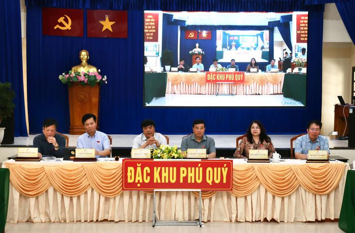 Đồng chí Y Thanh Hà Niê Kđăm, Ủy viên Trung ương Đảng, Bí thư Tỉnh ủy Lâm Đồng, Trưởng Đoàn đại biểu Quốc hội tỉnh cùng các đại biểu Quốc hội tỉnh Lâm Đồng tham dự hội nghị tiếp xúc cử tri trực tiếp tại đặc khu Phú Quý và trực tuyến với 83 điểm cầu ở xã, phường trong toàn tỉnh.