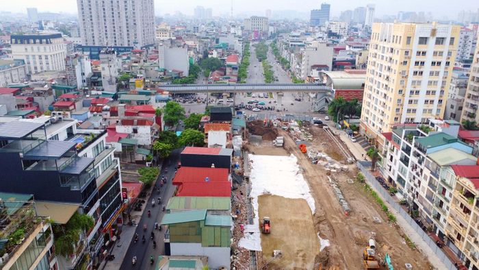 Dải đất sắp làm bãi xe hiện có hàng chục hộ dân sinh sống, kinh doanh.