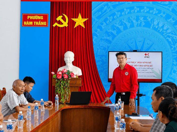 Ông Kim Đê trao đổi cùng người dân về các lợi ích của tập huấn và giải pháp nâng cao hiệu quả chăn nuôi và chủ động phòng, chống dịch bệnh trên vật nuôi