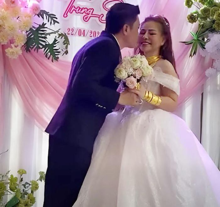 Cả hai tình tứ trao nụ hôn trên sâu khấu đám cưới, trong video lan truyền mạng xã hội.