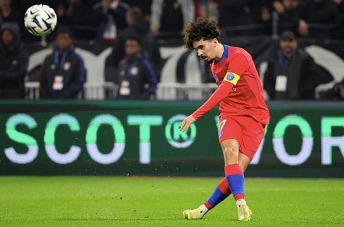 PSG quyết giữ chân Vitinha và Neves.