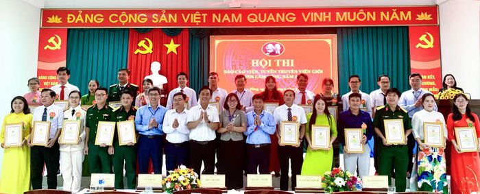 Ban Tổ chức trao giấy chứng nhận cho các thí sinh tham gia hội thi