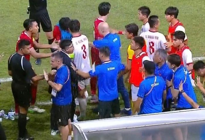 Trận đấu giữa chủ nhà U19 Indonesia và U19 Việt Nam vướng nhiều tranh cãi.