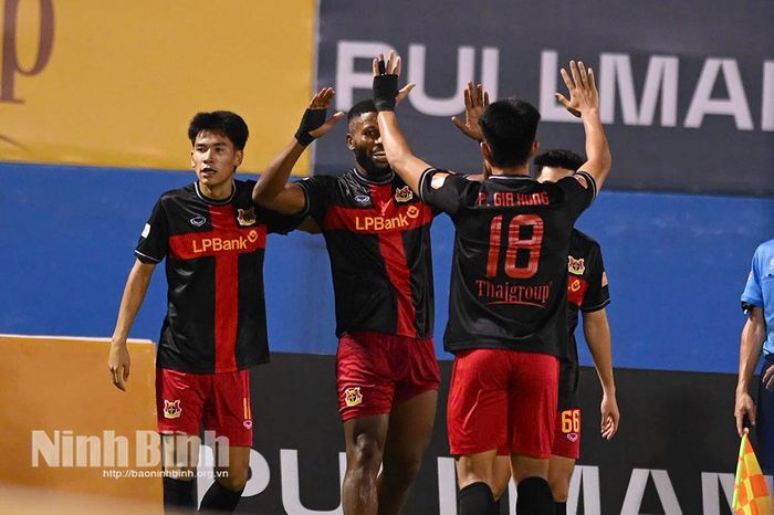 Các cầu thủ Ninh Bình FC ăn mừng bàn thắng.