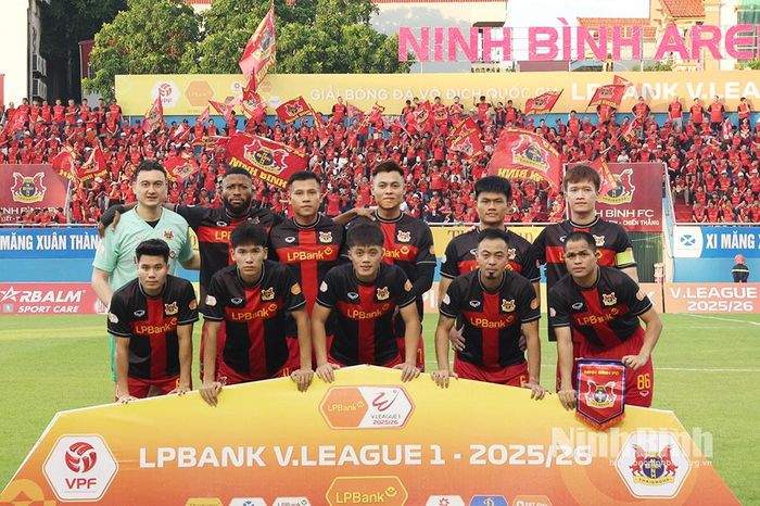 Đội hình ra sân của đội chủ nhà Ninh Bình FC.