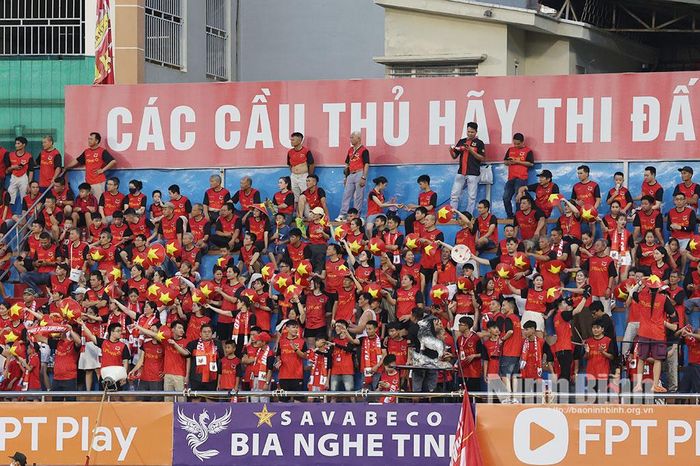 Rât đông khán giả đến sân cổ vũ cho hai đội.