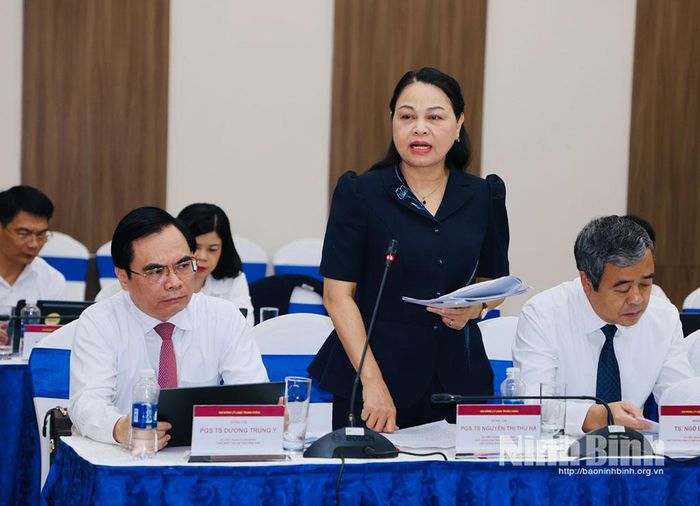 Đồng chí Phó Giáo sư, Tiến sỹ Nguyễn Thị Thu Hà, Ủy viên Trung ương Đảng, Phó Chánh Văn phòng Thường trực Văn phòng Trung ương Đảng phát biểu tại Kỳ họp.