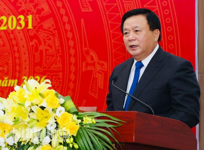 Đồng chí Giáo sư, Tiến sĩ Nguyễn Xuân Thắng, nguyên Ủy viên Bộ Chính trị, Chủ tịch Hội đồng Lý luận Trung ương phát biểu định hướng và gợi ý nội dung thảo luận.