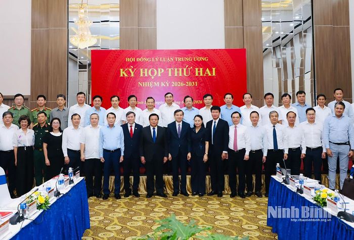 Các đại biểu chụp ảnh lưu niệm.
