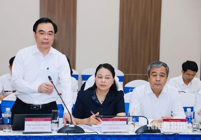 Đồng chí Phó Giáo sư, Tiến sỹ Dương Trung Ý, Ủy viên Trung ương Đảng, Tổng biên tập Tạp chí Cộng sản phát biểu tại Kỳ họp.