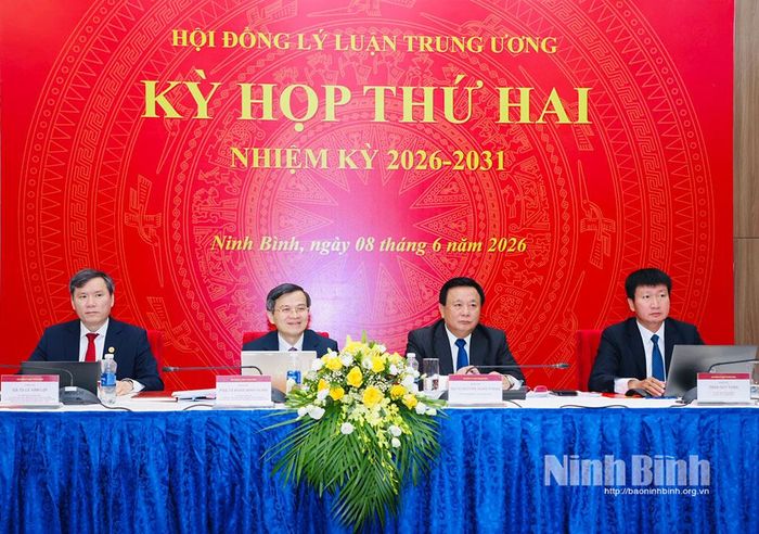 Các đồng chí Chủ trì Kỳ họp.