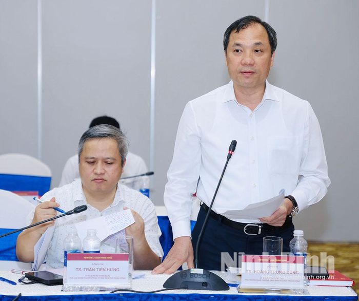Đồng chí Tiến sỹ Hoàng Trung Dũng, Ủy viên Trung ương Đảng, Phó Trưởng Ban Thường trực Ban Tổ chức Trung ương phát biểu tại Kỳ họp.