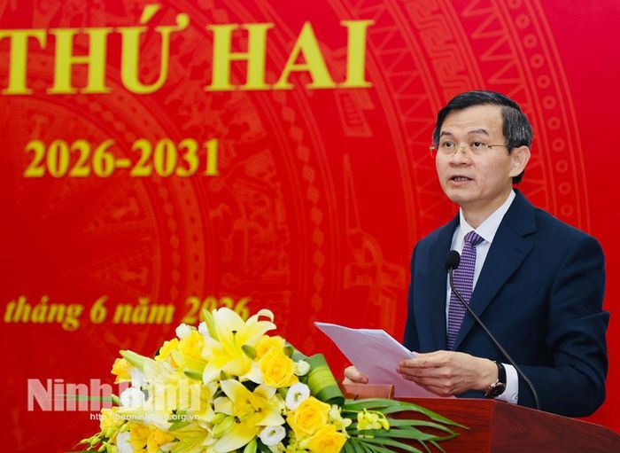 Đồng chí Phó Giáo sư, Tiến sĩ Đoàn Minh Huấn, Ủy viên Bộ Chính trị, Giám đốc Học viện Chính trị quốc gia Hồ Chí Minh, Phó Chủ tịch Thường trực Hội đồng Lý luận Trung ương phát biểu khai mạc Kỳ họp.