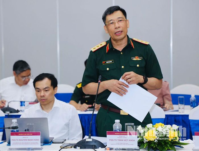 Đồng chí Thượng tướng, Phó Giáo sư, Tiến sỹ Trần Việt Khoa, Ủy viên Trung ương Đảng, Giám đốc Học viện Quốc phòng, Bộ Quốc phòng phát biểu tại Kỳ họp.