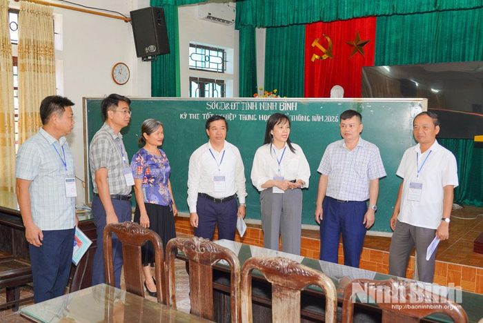 Đoàn kiểm tra tại điểm thi Trường THPT A Nghĩa Hưng (xã Nghĩa Hưng). Ảnh: Diệu Linh