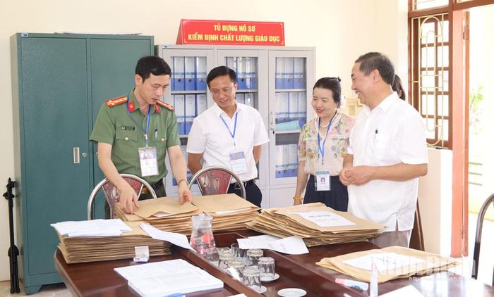 Đồng chí Đại tá Lê Văn Tuấn, Phó Giám đốc Công an tỉnh cùng Đoàn công tác kiểm tra tại Trường THPT A Thanh Liêm. Ảnh: Lê Dũng
