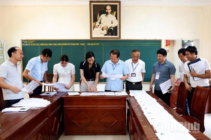 Đồng chí Đinh Văn Khâm, Phó Giám đốc Sở Giáo dục và Đào tạo kiểm tra công tác chuẩn bị cho Kỳ thi tốt nghiệp THPT tại Trường THPT Yên Mô A. Ảnh: Minh Quang