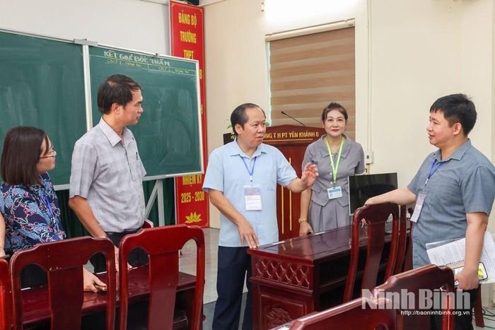 Đồng chí Đinh Văn Khâm, Phó Giám đốc Sở Giáo dục và Đào tạo cùng Đoàn kiểm tra tại Trường THPT Yên Khánh B. Ảnh: Minh Quang