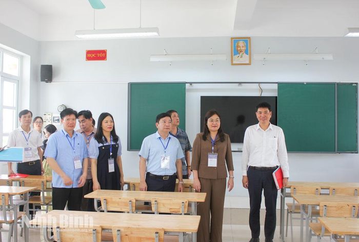 Đồng chí Phó Chủ tịch UBND tỉnh Hà Lan Anh kiểm tra công tác chuẩn bị Kỳ thi tốt nghiệp THPT năm 2026 tại Trường THPT A Trần Hưng Đạo. Ảnh: Thành Trung
