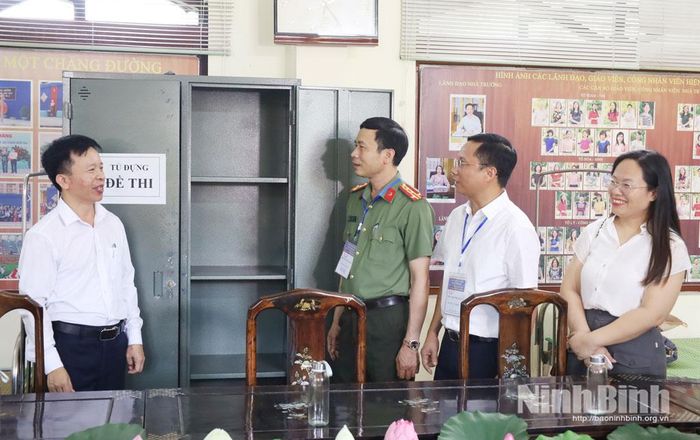 Đồng chí Đại tá Lê Văn Tuấn, Phó Giám đốc Công an tỉnh cùng Đoàn công tác kiểm tra tại Trường THPT A Phủ Lý. Ảnh: Lê Dũng