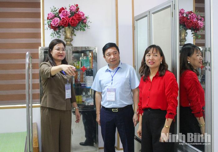 Đồng chí Phó Chủ tịch UBND tỉnh Hà Lan Anh kiểm tra Phòng Y tế tại điểm thi Trường THPT Ninh Bình-Bạc Liêu. Ảnh: Thành Trung