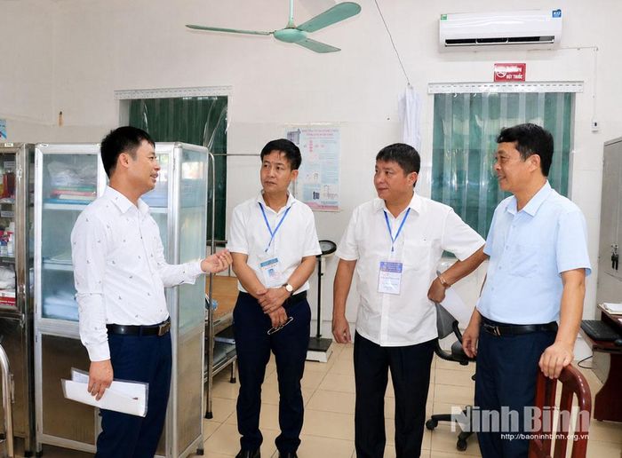 Đoàn kiểm tra trang thiết bị Phòng Y tế tại Trường THPT Giao Thủy. Ảnh: Khánh Dũng