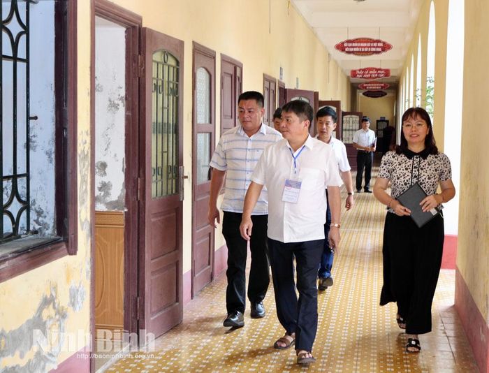 Đoàn kiểm tra điều kiện cơ sở vật chất chuẩn bị cho Kỳ thi tốt nghiệp THPT năm 2026 tại Trường THPT A Hải Hậu. Ảnh: Khánh Dũng