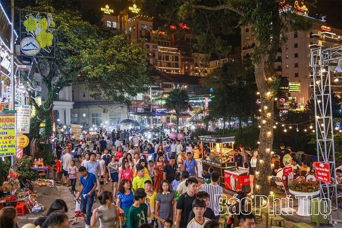 Du khách trải nghiệm không gian đường phố buổi tối tại Khu du lịch Tam Đảo.