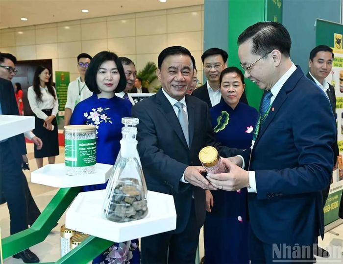 Thường trực Ban Bí thư Trần Cẩm Tú tham quan gian trưng bày các sản phẩm nông sản tại Đại hội. Ảnh: Duy Linh