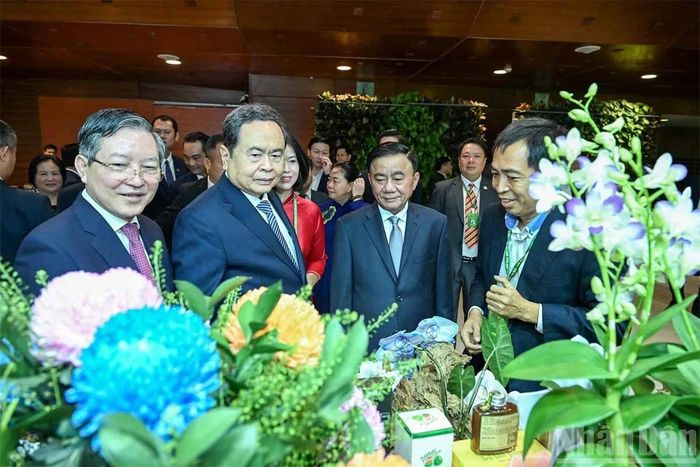 Chủ tịch Quốc hội Trần Thanh Mẫn, Thường trực Ban Bí thư Trần Cẩm Tú tham quan gian trưng bày các sản phẩm nông sản tại Đại hội. Ảnh: Duy Linh