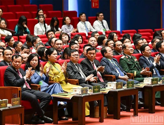 Các đồng chí lãnh đạo Đảng, Nhà nước và các đại biểu dự khai mạc Đại hội. Ảnh: Duy Linh