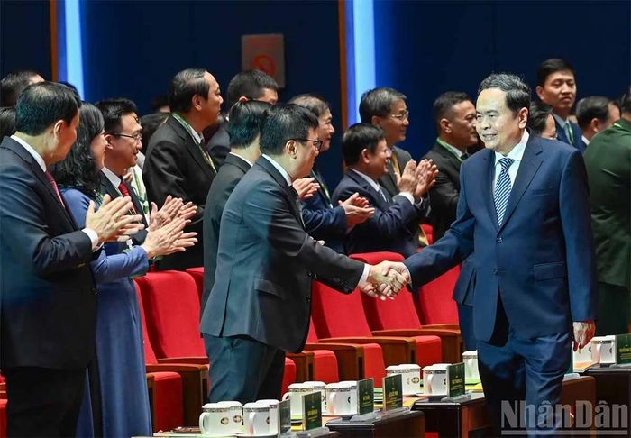 Chủ tịch Quốc hội Trần Thanh Mẫn với các đại biểu dự Đại hội toàn quốc Hội Nông dân Việt Nam lần thứ IX. Ảnh: Duy Linh