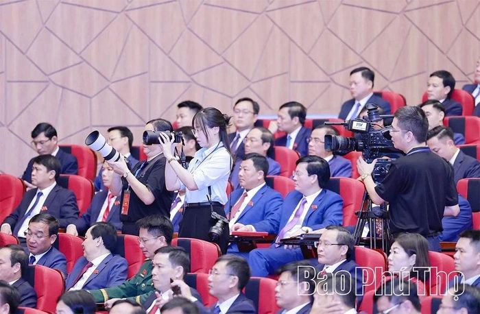 Phóng viên tác nghiệp tại Đại hội đại biểu Đảng bộ tỉnh Phú Thọ lần thứ I, nhiệm kỳ 2025 - 2030. Ảnh: Lê Hoàng