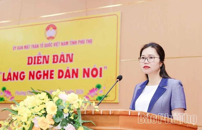 Đồng chí Bùi Thị Minh - Phó Bí thư Tỉnh ủy, Chủ tịch Ủy ban MTTQ tỉnh phát biểu tại diễn đàn.