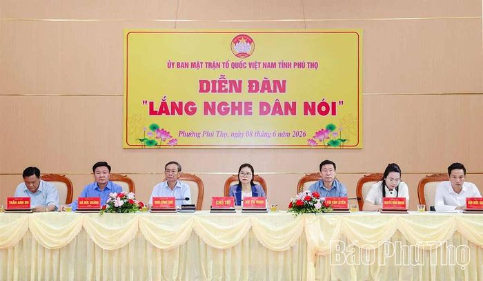 Đồng chí Bùi Thị Minh - Phó Bí thư Tỉnh ủy, Chủ tịch Ủy ban MTTQ tỉnh cùng các đồng chí Phó Chủ tịch Ủy ban MTTQ tỉnh đồng chủ trì diễn đàn.