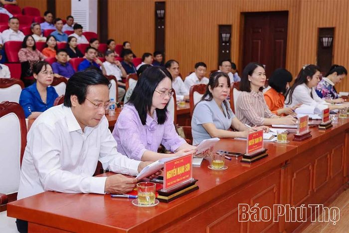 Đồng chí Nguyễn Mạnh Sơn - Phó Bí thư Tỉnh ủy cùng các đại biểu dự chương trình.