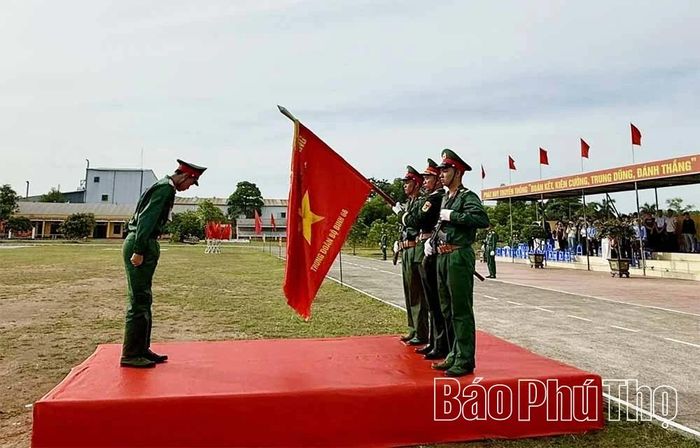 Chiến sĩ mới tuyên thệ dưới Quân kỳ Quyết thắng, thể hiện quyết tâm hoàn thành xuất sắc mọi nhiệm vụ được giao.