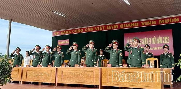 Lãnh đạo Sư đoàn 304 cùng các đại biểu dự Lễ tuyên thệ chiến sĩ mới năm 2026 tại Trung đoàn 9 và Trung đoàn 66.