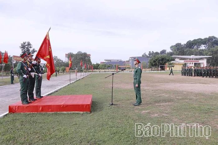 Đại diện chiến sĩ mới tuyên thệ 10 lời thề dưới Quân kỳ Quyết thắng.