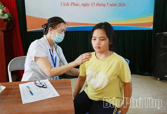Bác sĩ tình nguyện khám bệnh, cấp thuốc miễn phí cho người yếu thế tại Trung tâm Trợ giúp nạn nhân chất độc da cam/dioxin và người tàn tật.