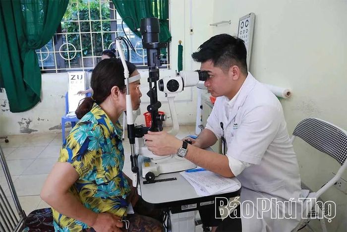 Các bác sĩ khám, sàng lọc các bệnh về mắt cho người dân có hoàn cảnh khó khăn.