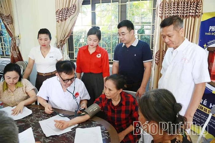 Đại diện lãnh đạo Hội Chữ thập đỏ tỉnh Phú Thọ thăm hỏi, động viên người yếu thế khám bệnh tại Trung tâm Trợ giúp nạn nhân chất độc da cam/dioxin.